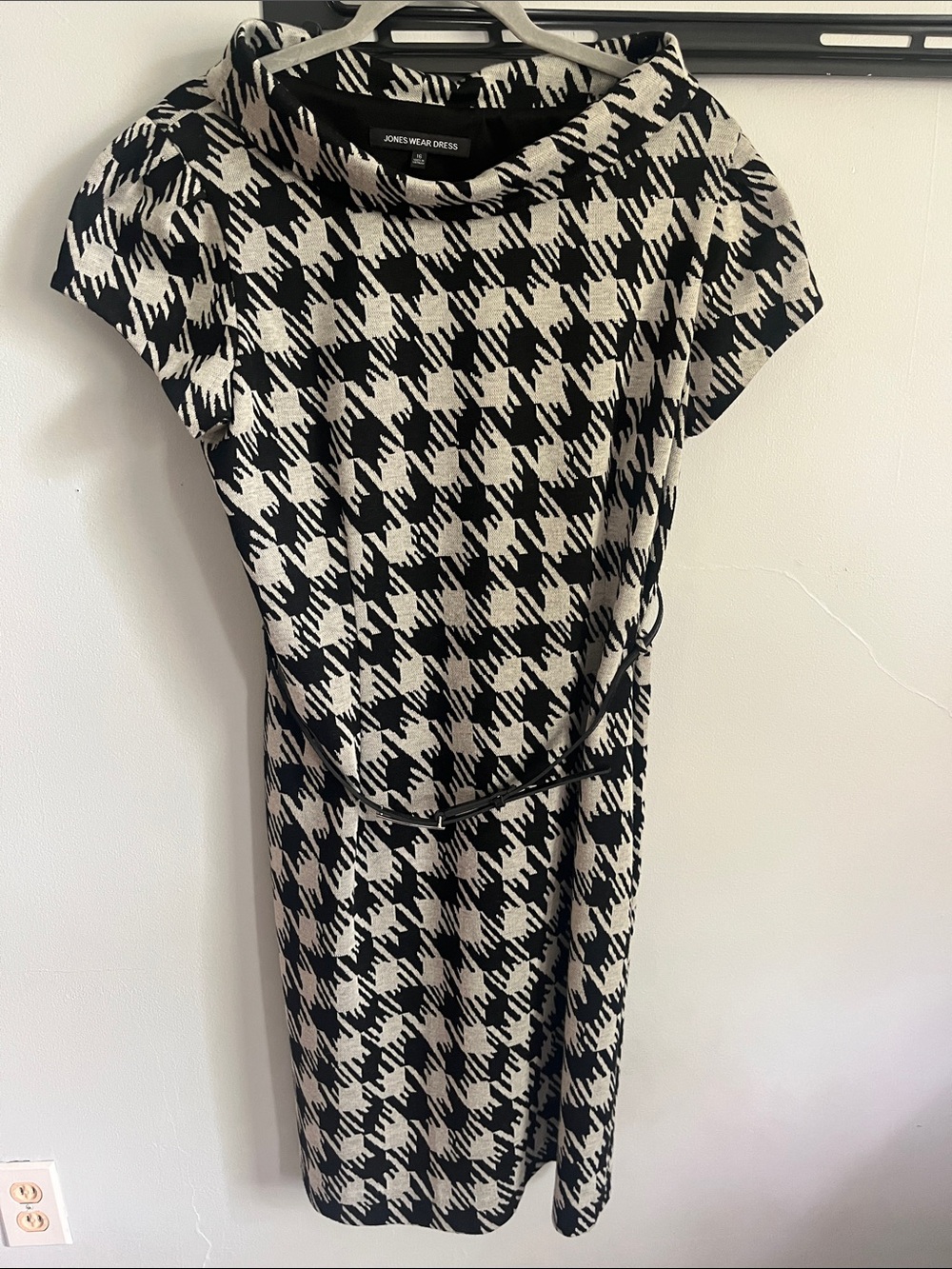 Jones Wear Black and Tan Houndstooth Midi Dress